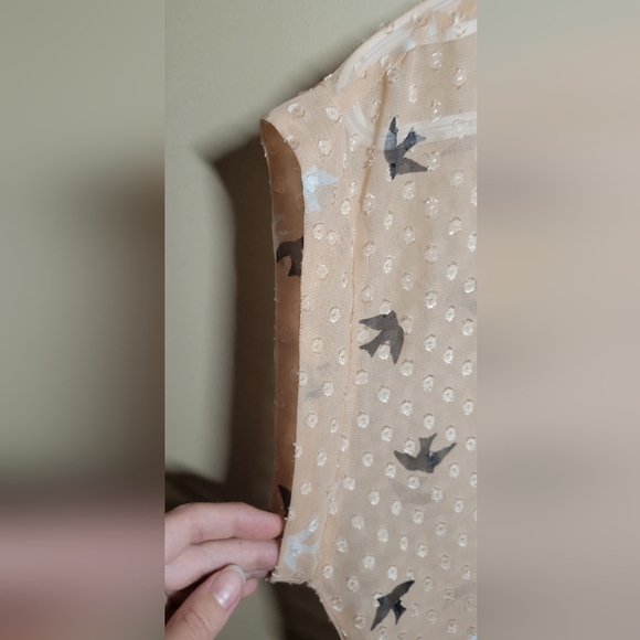 Daniel Rainn medium sheer dusty pink textured polka-dot bird boxy blouse - Picture 3 of 7